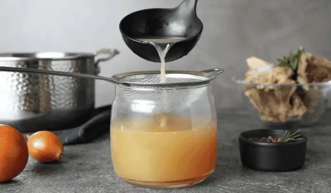 Ile rosół może stać w lodówce? Bezpieczne przechowywanie