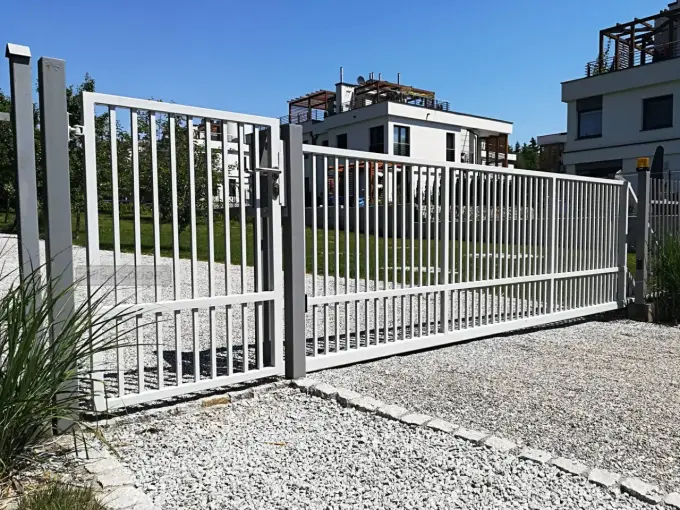 Brama przesuwna na pilota - Jak wybrać i ile kosztuje?