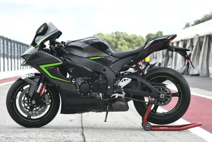Kawasaki ZX-10R - Dane techniczne i prawdziwy charakter