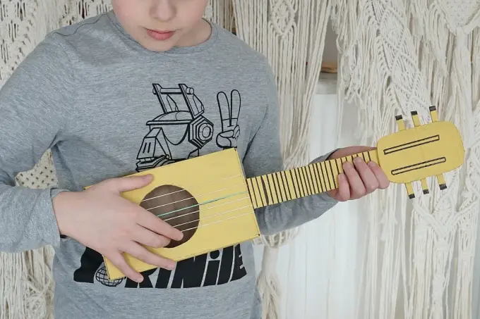 Jak zrobić gitarę z kartonu - prosty sposób na kreatywny projekt