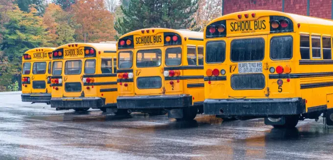Gdzie może zatrzymać się autobus szkolny? Sprawdź ważne przepisy