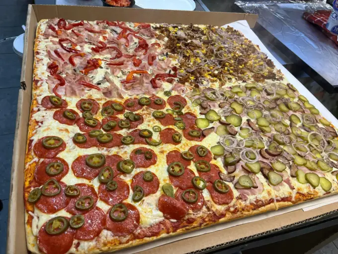 Mega Pizza Jaworzno: Gigantyczna pizza 70 cm? Zamów z dostawą!