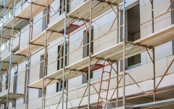 Jak zbudować bezpieczne rusztowanie drewniane? Poradnik eksperta