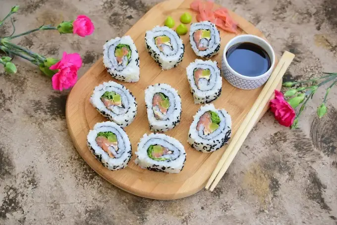 California sushi w domu - prosty przepis z krabem lub surimi