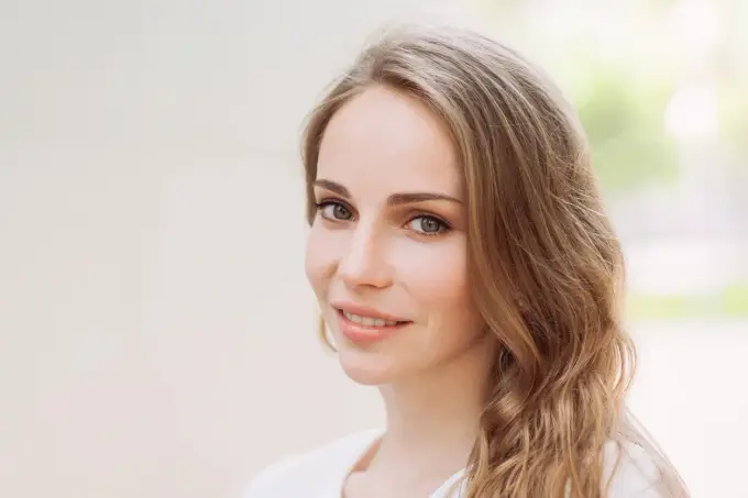 Mysi blond - komu pasuje i jak go uzyskać bez szarości
