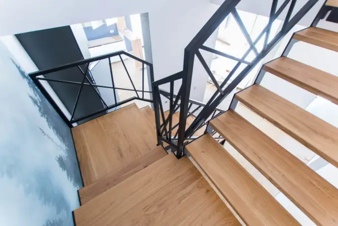 Nowoczesne schody metalowe: styl, ceny i inspiracje poznaj [KB.pl]