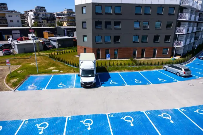 Miejsce parkingowe dla niepełnosprawnych pod blokiem - jak je uzyskać?