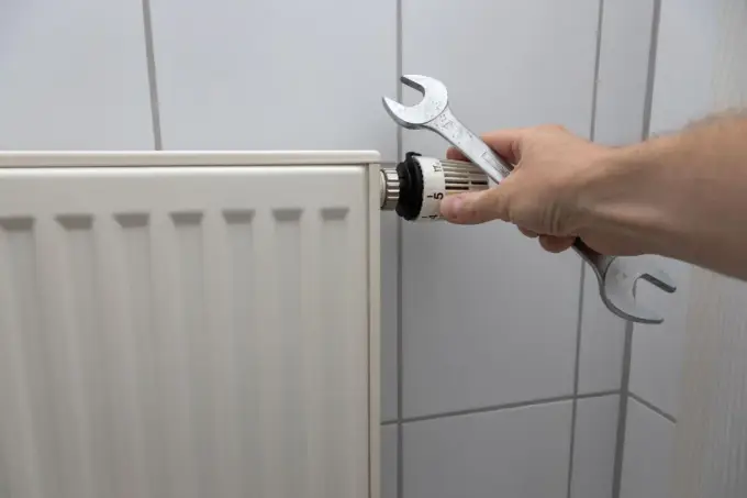 Wymiana grzejnika bez spuszczania wody? Metoda, koszty, formalności