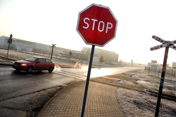 Gdzie się zatrzymać na znaku STOP? Wyjaśniamy!