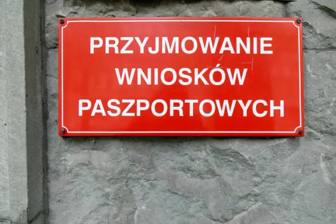 Czy mąż może odebrać paszport za żonę? Sprawdź zasady
