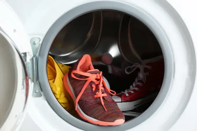 Jak bezpiecznie wyprać buty sportowe w pralce? Instrukcja krok po kroku