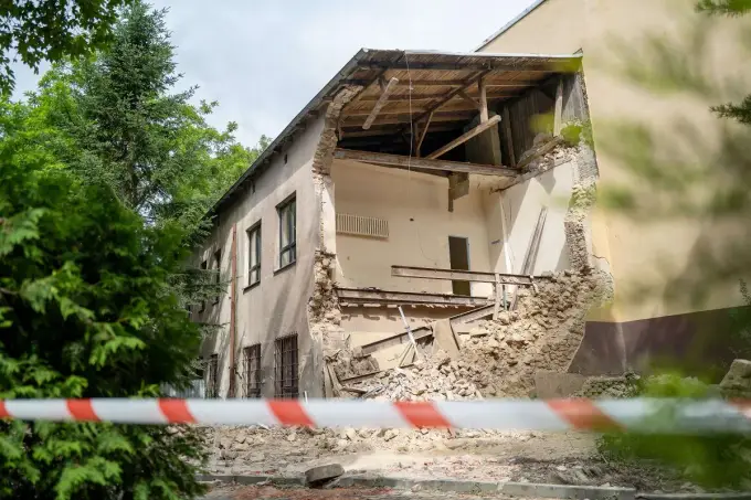Zawalenie się budynku - co robić od pierwszych minut?