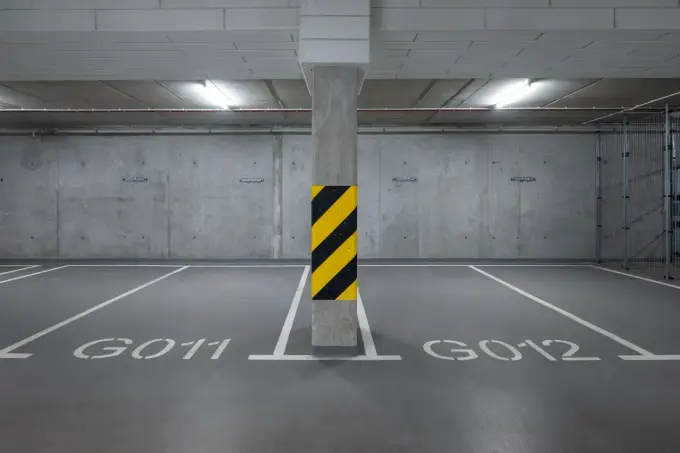 Ile kosztuje miejsce parkingowe pod blokiem? Poznaj realne koszty.