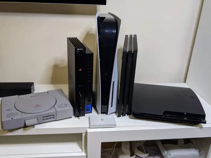 PS4 vs PS5 - Czy warto jeszcze kupić starszą konsolę?