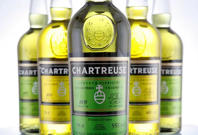 Domowy likier ziołowy jak Chartreuse? Przepis krok po kroku
