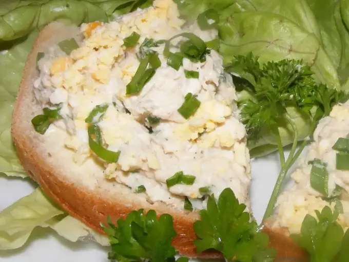 Pasta jajeczna z makrelą - idealna? Poznaj sekret smaku!