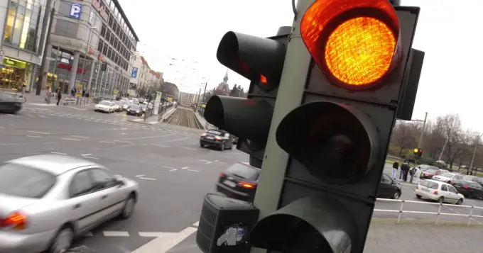 Kamery na czerwonym świetle - Sprawdź, gdzie są i uniknij mandatu