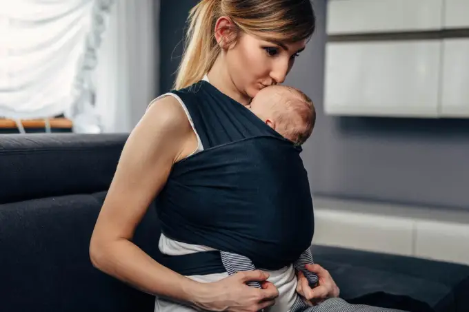 Jak wiązać chustę do noszenia dziecka - Czy robisz to bezpiecznie?