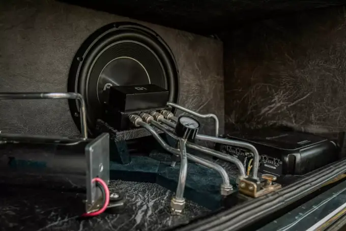 Jak podpiąć subwoofer w samochodzie - Bezpieczny montaż krok po kroku