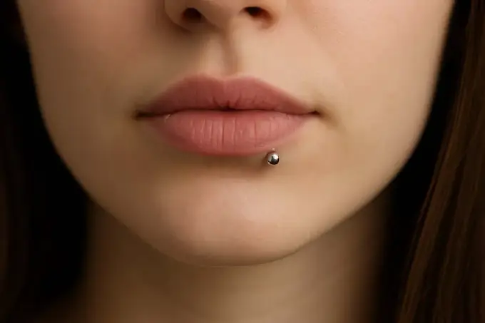 Jak odkręcić kolczyk labret? Bez szarpania i zgadywania!