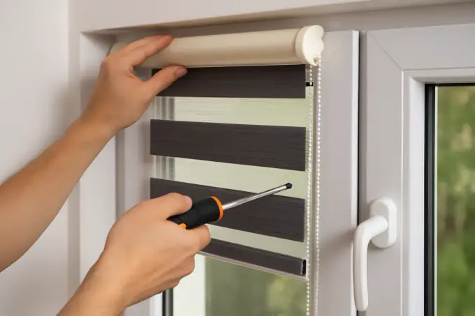 Montaż rolet dzień i noc: instrukcja krok po kroku (DIY)