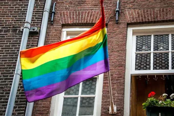 Tęczowa flaga LGBT - co naprawdę oznacza? Unikaj błędów!