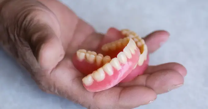 Proteza trzyma za mocno? Jak ją zdjąć bezpiecznie i kiedy do dentysty