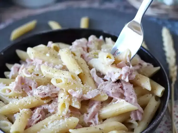 Makaron z szynką parmeńską - idealnie kremowy i szybki obiad