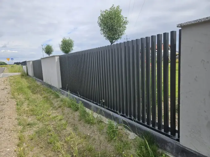 Ogrodzenie panelowe na spadku - Jak zamontować prawidłowo?