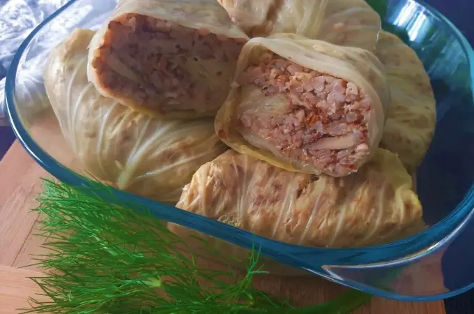 Gołąbki z kaszą gryczaną i pieczarkami - Przepis idealny