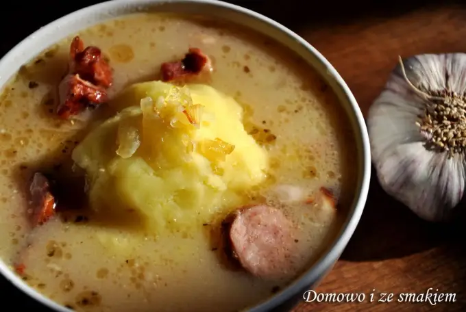 Żurek z ziemniakami – przepis idealny. Zrobisz go w 45 min!