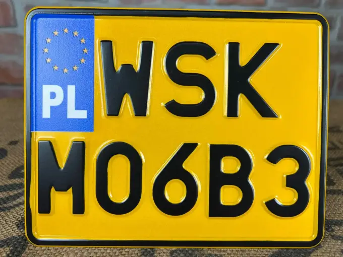 Rejestracja WSK - Żółte tablice czy zwykła? Sprawdź!