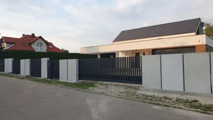 Beton architektoniczny na ogrodzenie - estetyka, trwałość, koszty