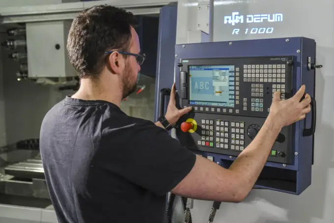 Zarobki operatora CNC - Ile naprawdę możesz zarobić?