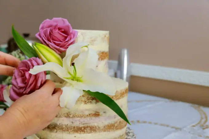 Jak bezpiecznie ozdobić tort kwiatami? Praktyczny przewodnik DIY