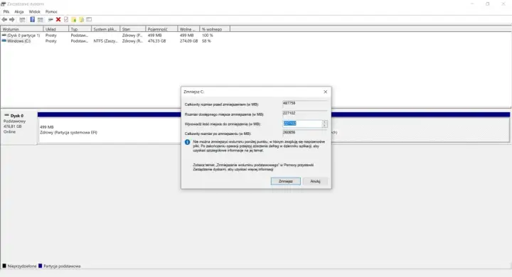 Zarządzanie dyskami w Windows 11: okno "Zmniejsz C:" pokazuje, jak podzielić dysk na partycje, wprowadzając ilość miejsca do zmniejszenia.