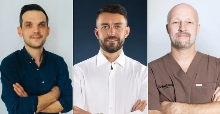Trzech lekarzy: ortopeda w granatowej koszuli, chirurg w białej koszuli i lekarz w brązowym uniformie.