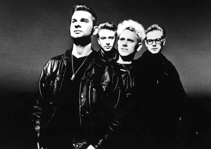 Czterech mężczyzn w skórzanych kurtkach, jakby gotowi do wykonania kolejnych niezapomnianych depeche mode utworów.