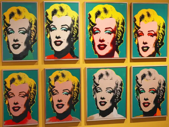 Osiem portretów Marilyn Monroe w stylu pop art Warhol, z różnymi kolorami tła i makijażu.