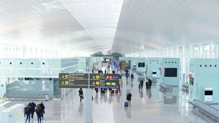Lotnisko Barcelona-El Prat - Jak dojechać do centrum bez pomyłek?