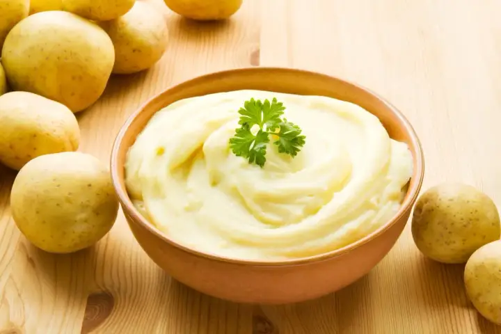 Pyszne, kremowe puree ziemniaczane, idealne do obiadu. Dowiedz się, jak zrobić puree krok po kroku.