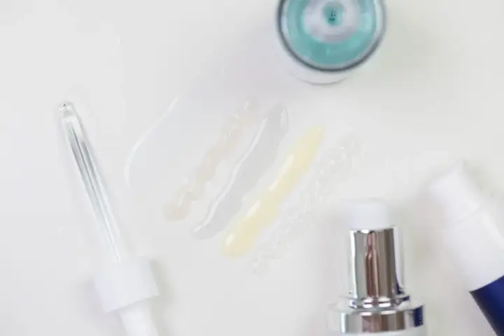 Kwas szikimowy i inne kosmetyczne konsystencje w tubkach i pipetach.
