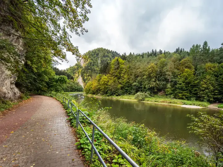 Ścieżka nad Dunajcem w drodze do Czerwonego Klasztoru w Szczawnicy. Malowniczy krajobraz Pienin.