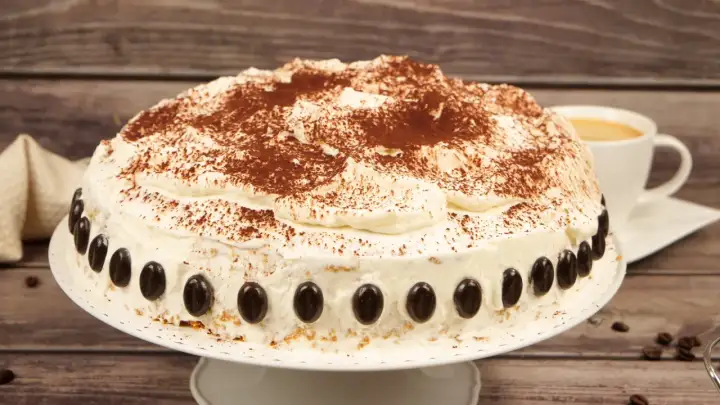 Einfache Cappuccino-Torte mit Mascarponecreme und Biskuit