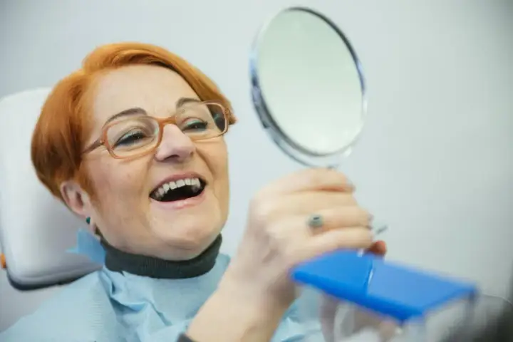 Proteza zębową z NFZ: Kto, co i jak? | Kompletny przewodnik