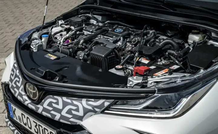 Silnik hybrydowy Toyoty Matrix, pełen przewodów i elementów, gotowy do pracy.