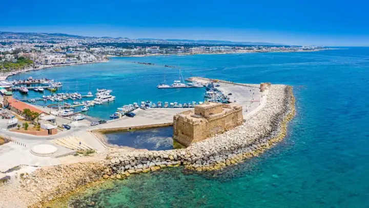 Lotniska na Cyprze - Larnaka czy Pafos? Które wybrać na urlop?