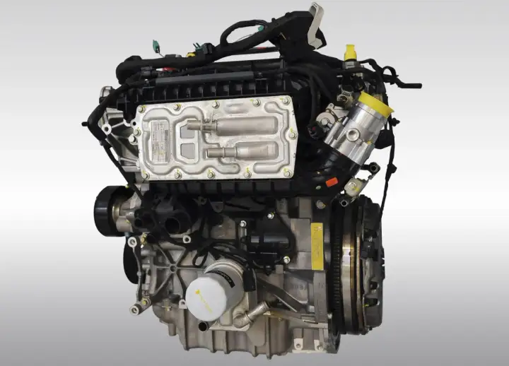 Silnik 1.5 EcoBoost, często chwalony w opiniach za dynamikę i oszczędność. Widoczny na zdjęciu z licznymi przewodami i elementami.
