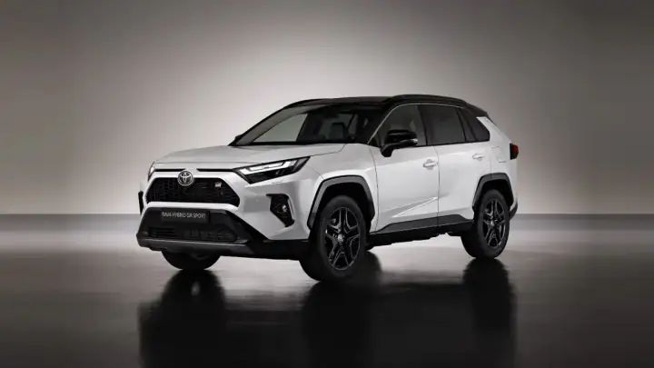 Biała, sportowa Toyota RAV4 Hybrid GR SPORT z czarnym dachem i felgami, prezentująca dynamiczny design.