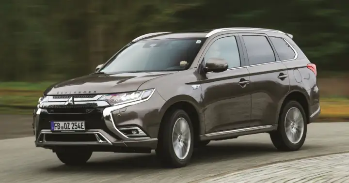 Brązowy Mitsubishi Outlander w ruchu. Wiele osób szuka mitsubishi outlander opinie, ten SUV jest świetnym wyborem.